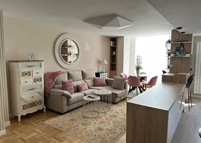 A Un Paso De La Catedral *